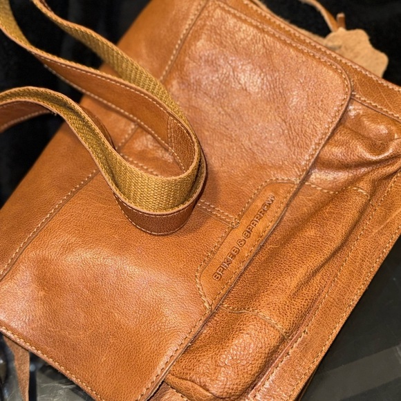 Tan Messenger Bag with Sleek Design and Versatility - Picture 4 of 16